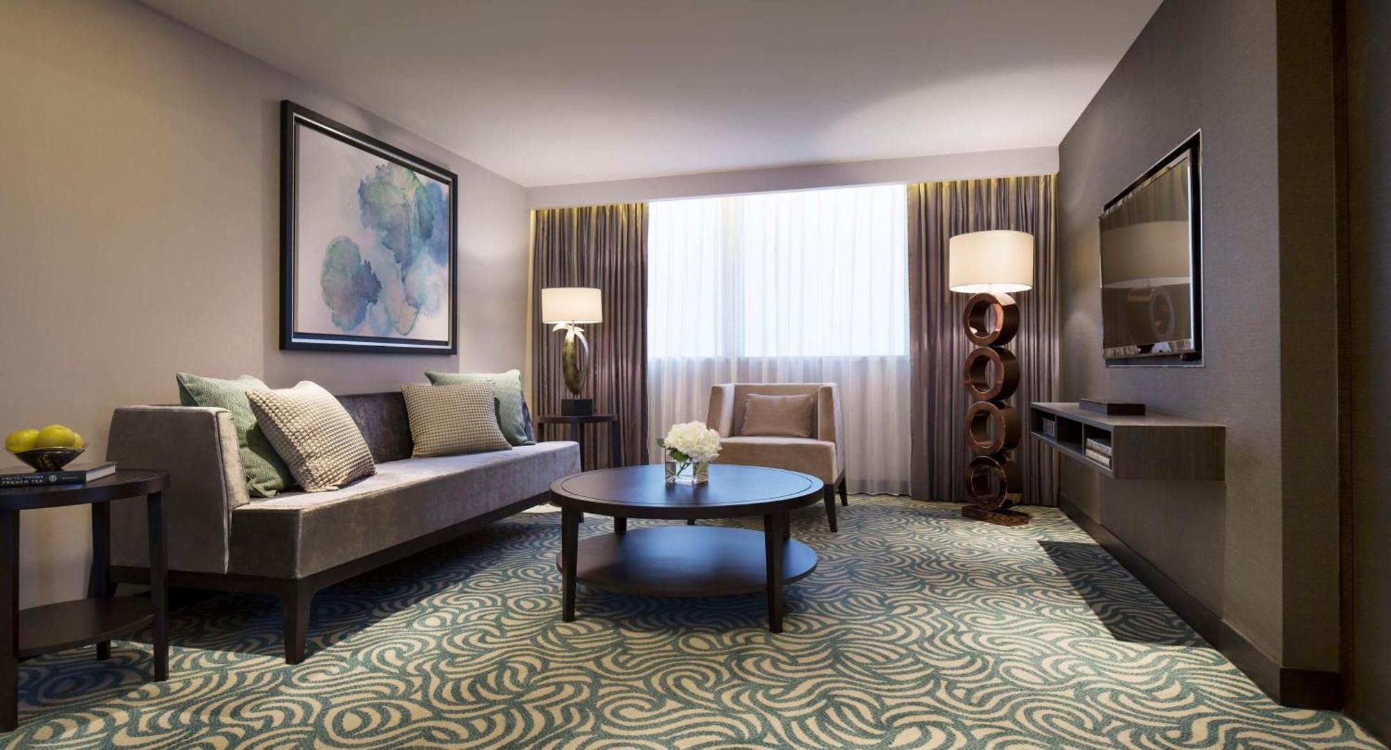 Grand Hyatt Taipei Exterior foto A living room in a suite at the hotel