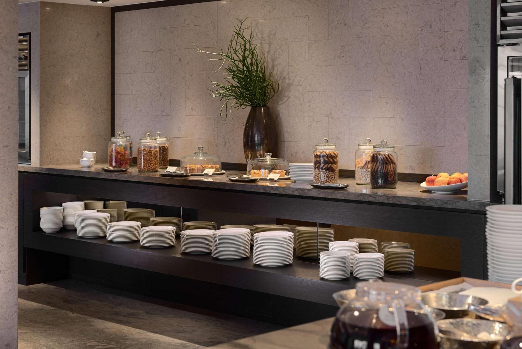 Grand Hyatt Taipei Exterior foto A buffet at a hotel