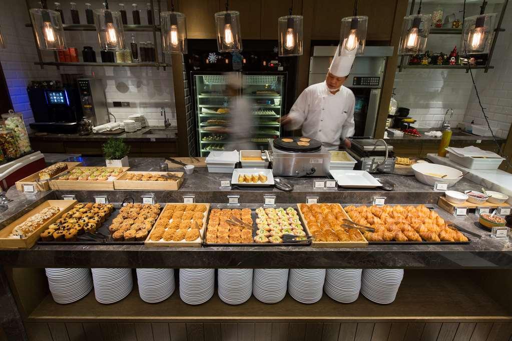 Grand Hyatt Taipei Restaurante foto A buffet at a hotel